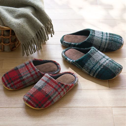 (左から) レッドM・グリーンL<br>暖かみのあるチェック柄と毛布みたいな肌ざわりのスリッパです。