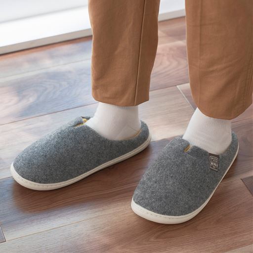 グレー<br>心地よいフィット感で、歩きやすいのが特長。