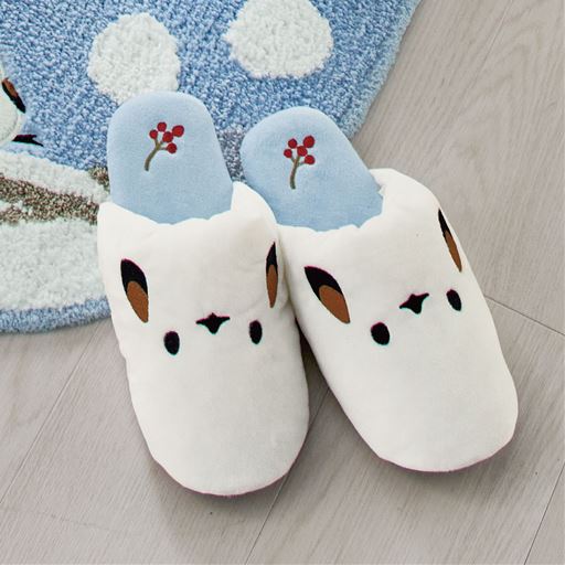 ブルー<br>真っ白でふわふわの小鳥「シマエナガ」のもっちりスリッパです。