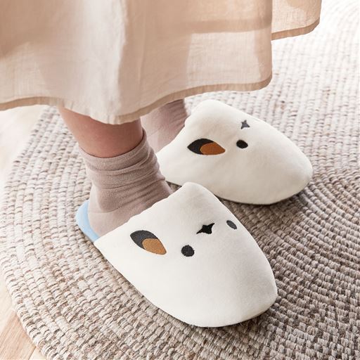 ブルー<br>可愛いデザインで、部屋履きとしてもおすすめです。