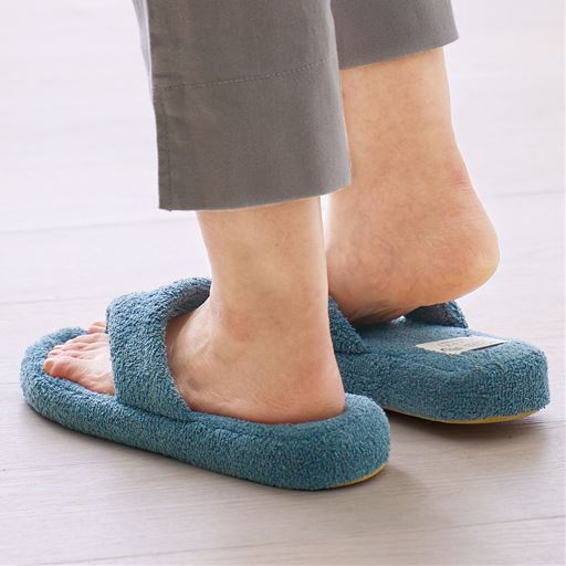 ブルー<br>厚みのあるふっくらインソールでクッション性もしっかり。