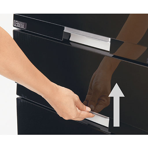 安全ロック仕様で、引き出しの不意な飛び出しを防ぎます。<br>取っ手を軽く引き上げるとロックが解除します。※ダークブラウンの販売は終了しました