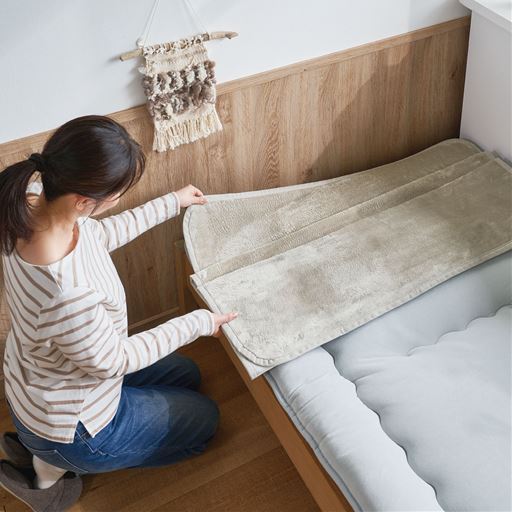 (1)軽くたたんだシーツを敷き布団の端から合わせます。