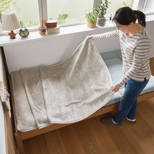 (2)足元にむかってシーツを伸ばすだけ。