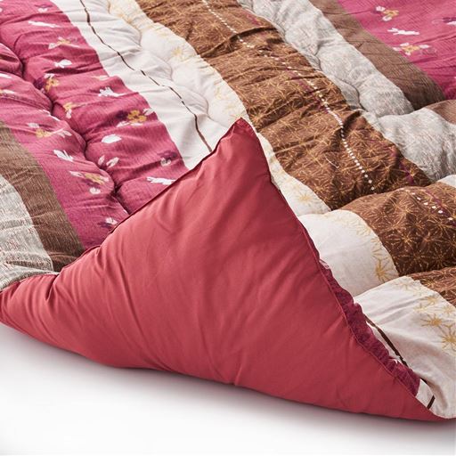 ピンク<br>裏面は無地カラー。微起毛加工で優しい肌ざわり。