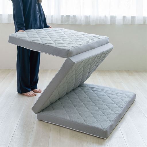 持ち運びしやすい三つ折りタイプ。収納もラクラク。