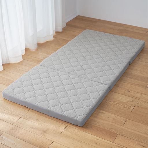 グレー<br>表面はわた入りキルト、裏面はサラッとメッシュ生地。