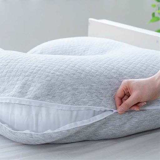 ふんわり気持ちいいニット生地を使用した専用カバー付き。なめらかな肌ざわりで心地いい感触です。