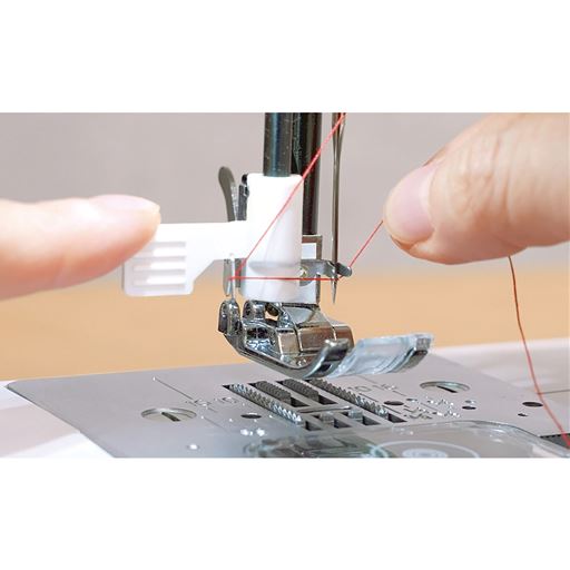 初心者にやさしい自動糸通し器搭載。