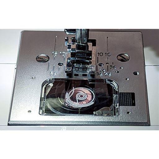 手元を明るく照らすLEDライト。