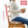 ※イメージ ダイニングチェアなどの上に置いて座ると、姿勢をサポートして背筋がスラリ。インテリアともなじみのいいカラーで、こっそり不調のケアもできます。