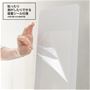 背面には貼ったり剥がしたりできる吸着シート付き。