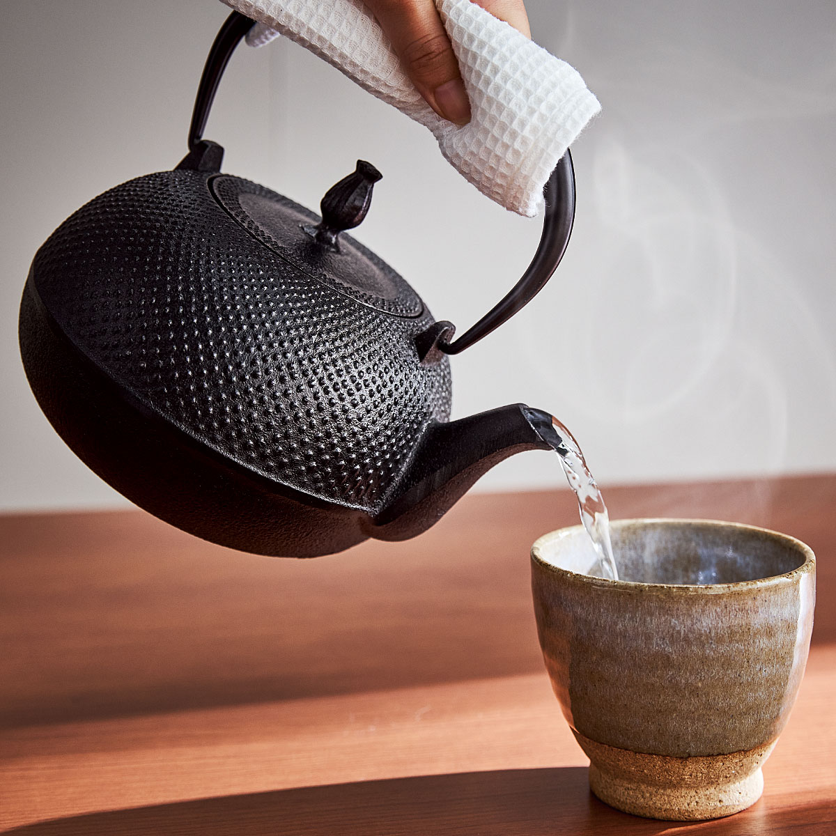 新品、未使用品、栞付　南部三厳堂　牡丹文様　１３型　南部鉄瓶　南部鉄器　鉄瓶 新品、未使用品、栞付 南部三厳堂 牡丹文様 13型 南部鉄瓶