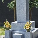 お墓に咲き続けるお供え仏花