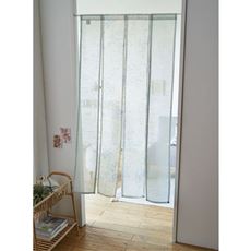 出入りしやすいレース4連のれん