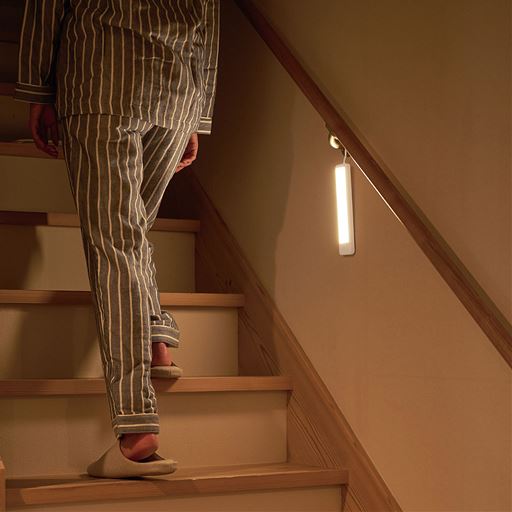 ぺたんこセンサーライト