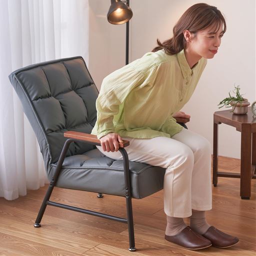 肘掛け付きで立ち座りがラク。