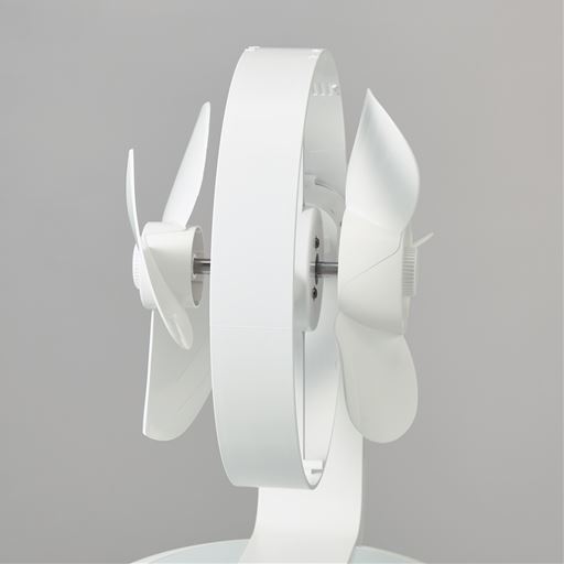 前後2枚の羽根が逆回転することで、パワフルな風を遠くまで送ります。