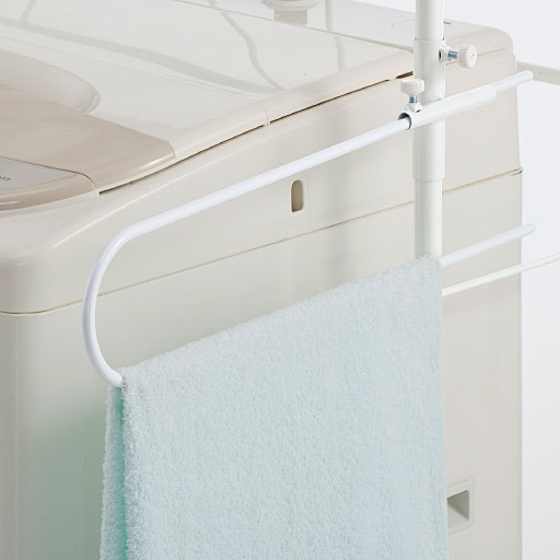 バスタオルやバスマットを干すのに便利なタオルハンガーバー。左右お好みの位置に取り付けられます。