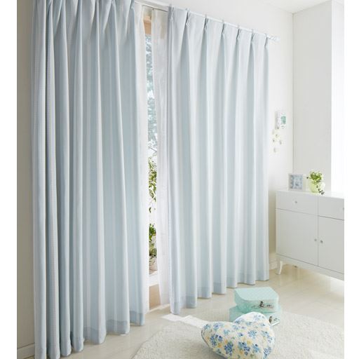 ブルー<br>フェミニンなデザインストライプが魅力の、ジャカード織りカーテンです。