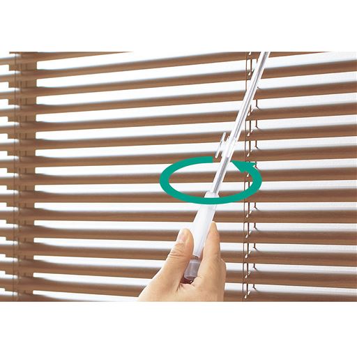 ポールは女性の手でも握りやすく、回しやすい形状。羽根の開閉もスムーズです。