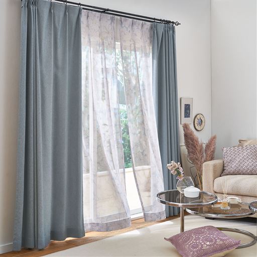 ブルーグレー ※レースカーテンはVP-1207を使用しています。<br>外からの光を感じて心地よく、風を感じてさわやかに。