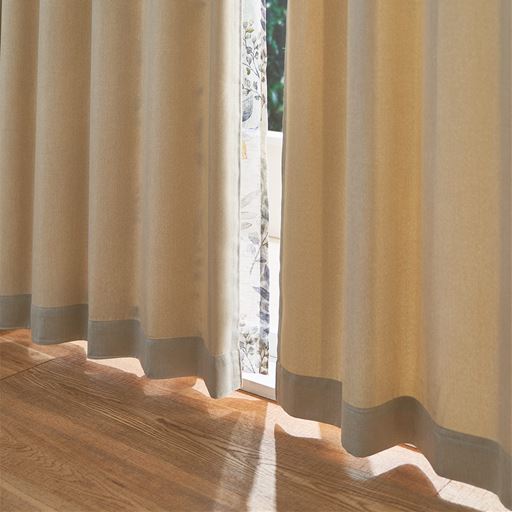 アイボリー<br>風合いのある生地を通して、ナチュラルな明るい光が入る非遮光タイプ。