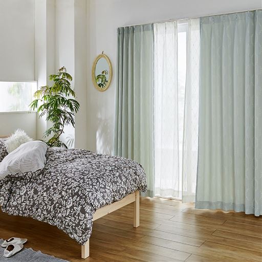 ミスティブルー<br>定番のリーフ柄と波柄を掛け合わせたカーテンです。