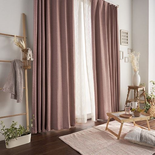 レッド系<br>ウールのような風合いの、無地調遮光カーテンです。