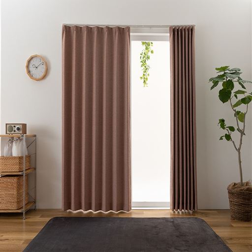 レッド系<br>形状記憶加工で裾が広がりにくく、きれいなドレープを保ちます。