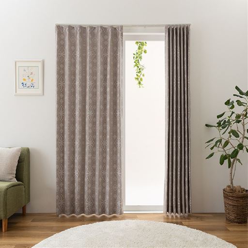 グレージュ<br>形状記憶加工で裾が広がりにくく、きれいなドレープを保ちます。