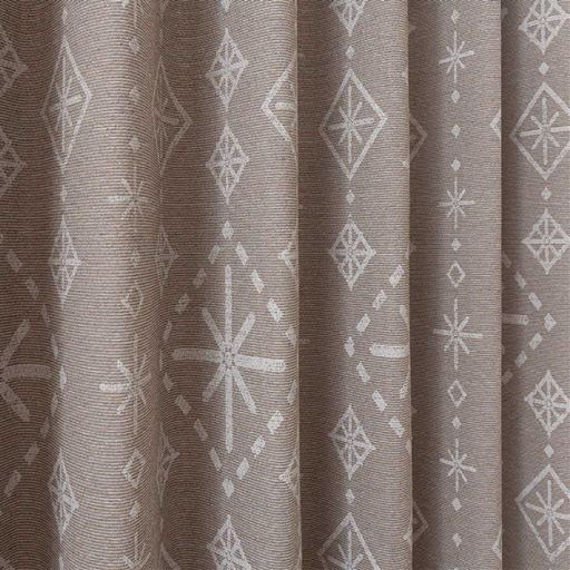 グレージュ<br>かっちりとしたハリ感のある生地が上品な落ち着いた雰囲気を演出。