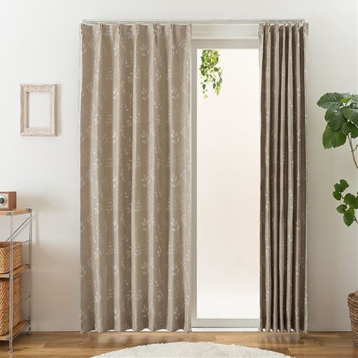 グレージュ<br>形状記憶加工で裾が広がりにくく、きれいなドレープを保ちます。