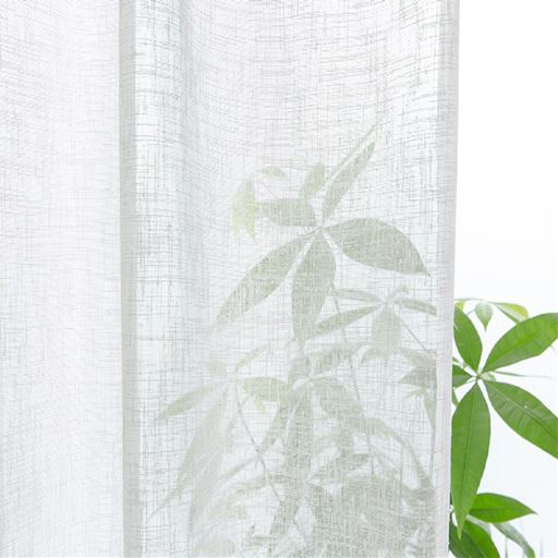 オフホワイト<br>風合いのある生地を通して、ナチュラルな明るい光がお部屋に入ります。