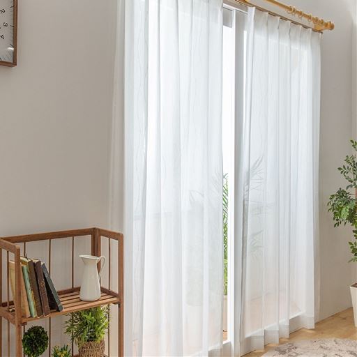 オフホワイト<br>キラキラと光る銀のラメ糸を使用した、波柄のレースカーテンです。