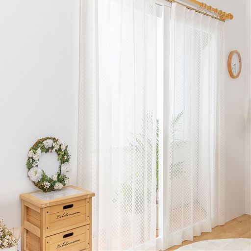 オフホワイト<br>きらめく金糸が美しい、透け感のあるドット柄デザインレースカーテンです。