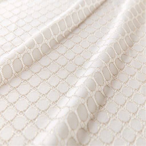 オフホワイト<br>小さな丸柄を金色の糸で縁取った、華やかなデザイン。