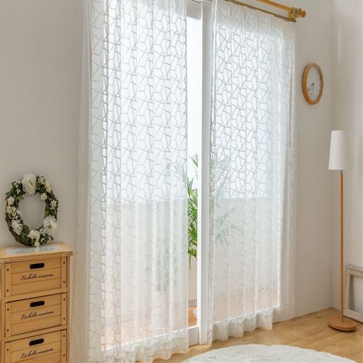 ホワイト<br>立体的な幾何学ラインが美しい、ジャカードレースカーテンです。