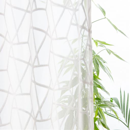 ホワイト<br>光沢感のある生地を通して、ナチュラルな明るい光がお部屋に入ります。