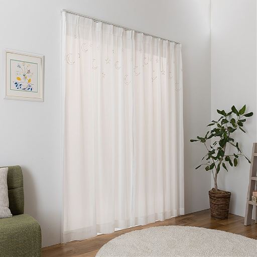 オフホワイト<br>星と月のオーナメントを金糸で刺繍した、上絵羽柄のボイルカーテンです。