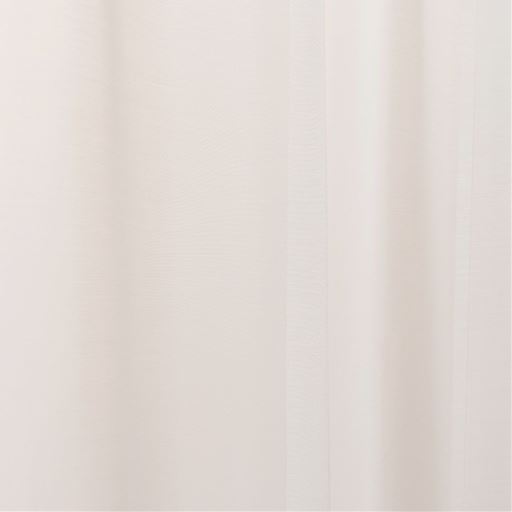 オフホワイト<br>柄のない部分はシンプルなボイル生地。