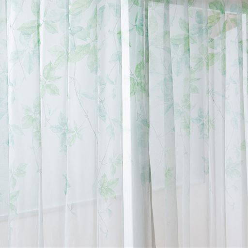 オフホワイト<br>風合いのある生地を通して、ナチュラルな明るい光がお部屋に入ります。