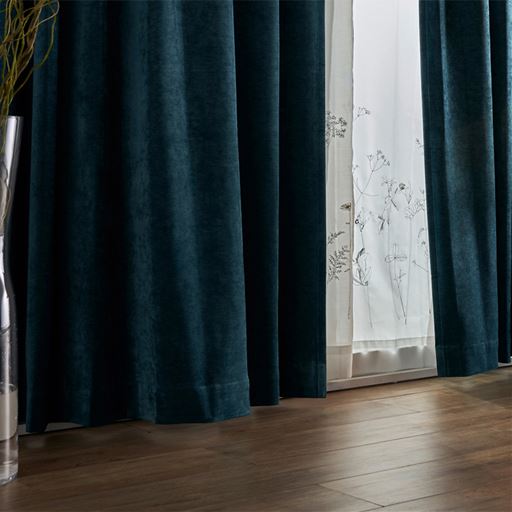 コーディネートイメージ(オフホワイト) ※商品はレースカーテンです。<br>植物柄の繊細な刺繍が窓辺を華やかな雰囲気に。