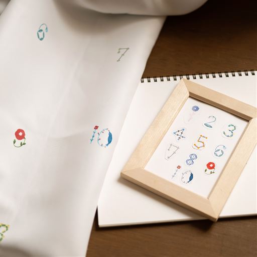 ホワイト系(花数字)<br>草花で描いた1から10の数字の中に、青い鳥が一羽まぎれています。