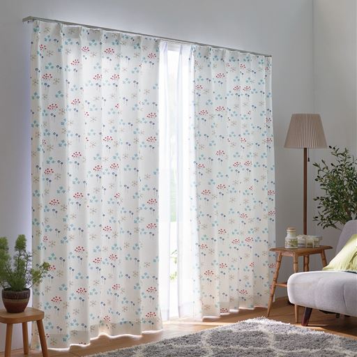 ブルー系(うたかた)<br>外の光を優しく取り込む3級遮光。ほどよく明るさを感じたい方に。