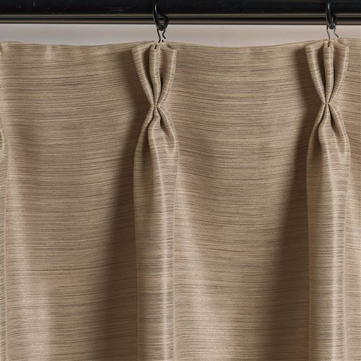 ヒダ山が高くたっぷりドレープがあるので、ワンランクアップした高級感ある印象に。