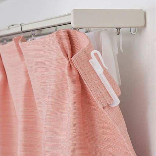 端のフックをレース側のフックにかけることでしっかりガードできます。