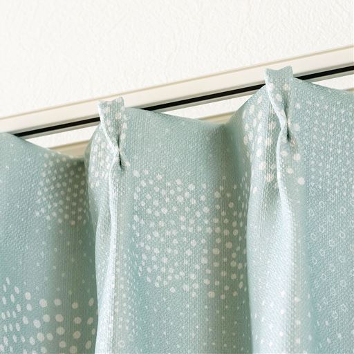 シャドーブルー(ゆきだま)<br>形状記憶加工付きで、きれいなドレープを保ちます。