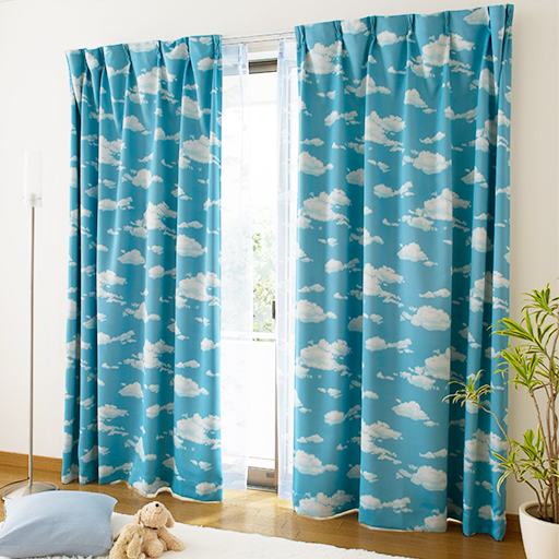 ブルー<br>爽やかな青空模様のプリントカーテンです。