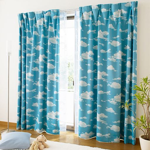 ブルー<br>爽やかな青空模様のプリントカーテンです。